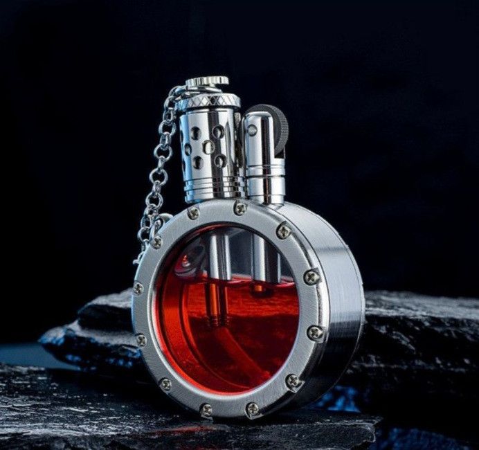 Винтажная бензиновая зажигалка серебристого цвета