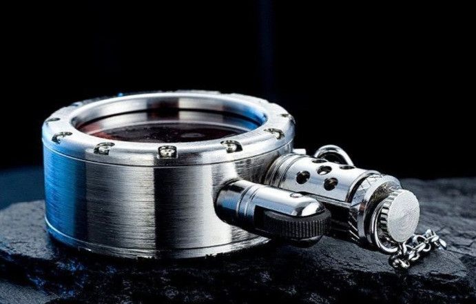 Винтажная бензиновая зажигалка серебристого цвета