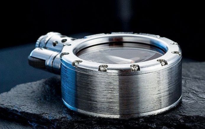 Винтажная бензиновая зажигалка серебристого цвета