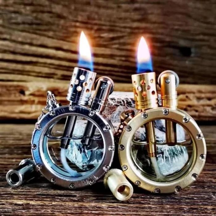 Винтажная бензиновая зажигалка серебристого цвета