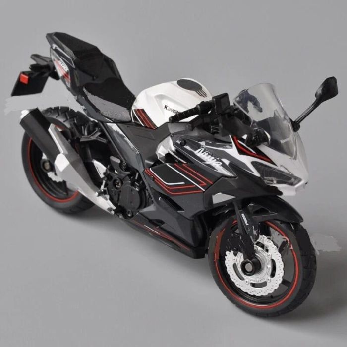 Масштабная модель мотоцикла Kawasaki Ninja 400 (1:12) от CCA